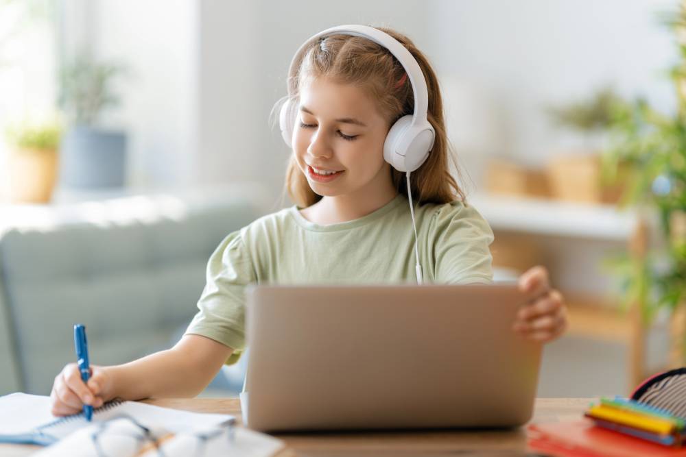 How to Evaluate Online Homeschool Programs for Kids (Elementary & Middle School Guide)